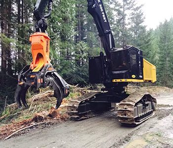 Hydraulic swivel excavator fitted with a log grapple